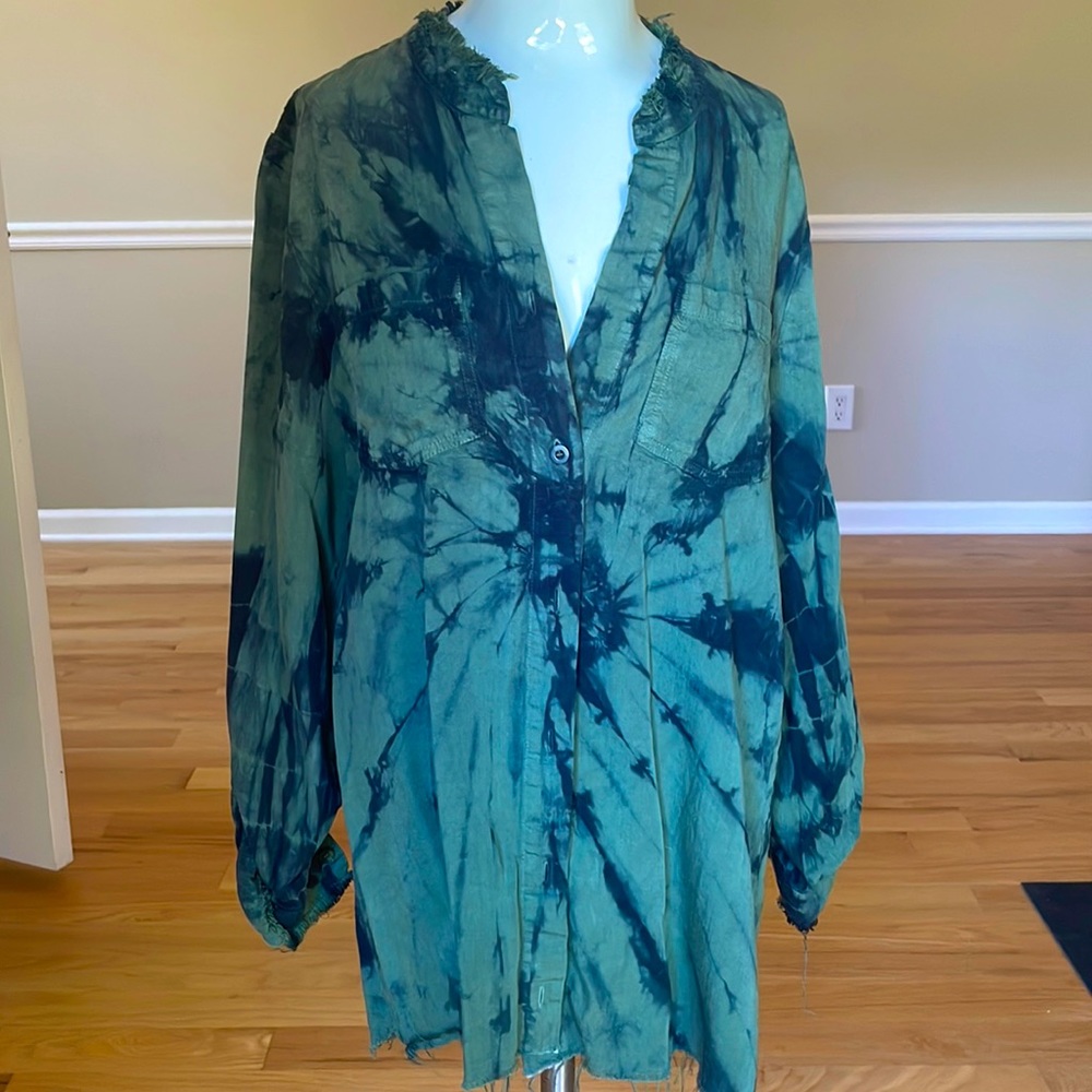 Velvet Heart Green & Navy Tie-Dye Button-Front Blouse